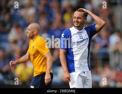 Adam McGurk di Birmingham si affaccia sul lato divertente mentre il suo colpo è rovesciati sul bar dal portiere di Oxford United Ryan Clarke (non raffigurato) Foto Stock