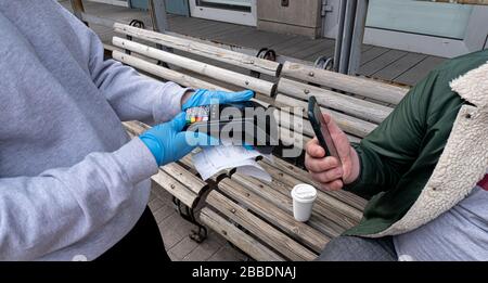 Pagamento con pass di pagamento in quarantena. Foto Stock