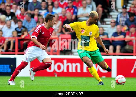 Radoslaw Majewski di Nottingham Forest sfida John Bostock (a destra) di Royal Antwerp per la palla. Foto Stock