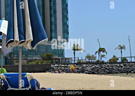 spiaggia con sedie e ombrelloni, Lanzarote, Spagna Foto Stock