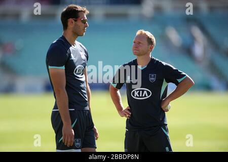 Gareth Batty (a destra) di Surrey parla con il compagno di squadra Chris Tremlett Foto Stock