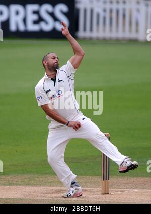 Il bowling Andre Adams del Nottinghamshire Foto Stock