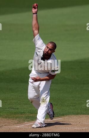 Il bowling Andre Adams del Nottinghamshire Foto Stock