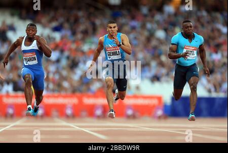 Adam Gemili (centro) della Gran Bretagna vince la gara maschile di 100 metri B davanti a Harry Aikines-Aryeetey (destra) e Joel Feron della Gran Bretagna Foto Stock