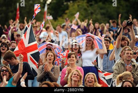 I fan di 'Murray Mount' festeggiano mentre Andy Murray in Gran Bretagna vince un punto contro Fernando Verdasco in Spagna mentre guardano sul grande schermo durante il giorno nove dei campionati di Wimbledon Foto Stock