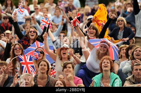 I fan di 'Murray Mount' festeggiano mentre Andy Murray in Gran Bretagna vince un punto contro Fernando Verdasco in Spagna mentre guardano sul grande schermo durante il giorno nove dei campionati di Wimbledon Foto Stock