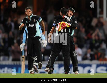 Surrey's Jade Dernbach (a sinistra) Azhar Mahmood (al centro) e Steven Davies celebrano la loro vittoria laterale sugli squali del Sussex' Foto Stock