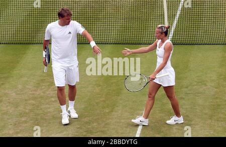 Marcin Matkowski (a sinistra) e Kveta Peschke della Repubblica Ceca in azione contro Katarina Srebotnik della Slovenia e Nenad Zimonjic della Serbia Foto Stock