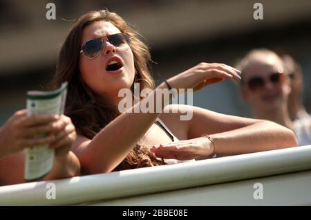 I Racegatori amano l'azione durante il Coral-Eclipse Summer Festival Ladies' Day al Sandown Park Racecourse Foto Stock