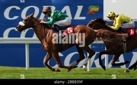 Mandour guidato da jockey Christophe Lemaire vince il Gala Stakes Ambant durante il Coral-Eclipse Summer Festival Ladies' Day al Sandown Park Racecourse Foto Stock