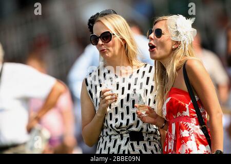 I Racegatori amano l'azione durante il Coral-Eclipse Summer Festival Ladies' Day al Sandown Park Racecourse Foto Stock