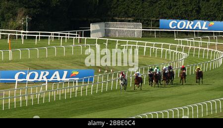 Good Evans guidato da jockey Kieran o'Neill (seconda a sinistra) va avanti per vincere il Travis Live su 24th luglio handicap Stakes durante il Coral-Eclipse Summer Festival Ladies' Day al Sandown Park Racecourse Foto Stock