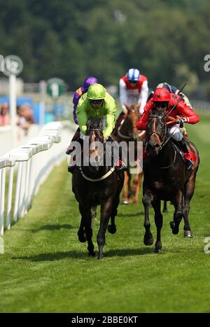 Beach Club guidato da jockey Sean Levey vince il Malcolm Palmer Memorial handicap Stakes durante il Coral-Eclipse Day presso l'ippodromo di Sandown Foto Stock