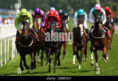 Beach Club guidato da jockey Sean Levey vince il Malcolm Palmer Memorial handicap Stakes durante il Coral-Eclipse Day presso l'ippodromo di Sandown Foto Stock