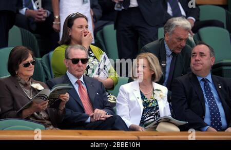 Presidente del Comitato Olimpico Internazionale Jacques Rogge (secondo da sinistra) e primo Ministro scozzese Alex Salmond (destra) nella scatola reale Foto Stock