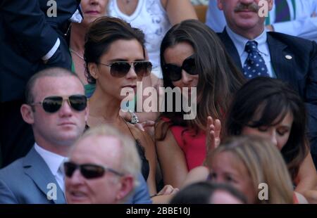 Victoria Beckham (a sinistra) e Tana Ramsey nella scatola reale Foto Stock