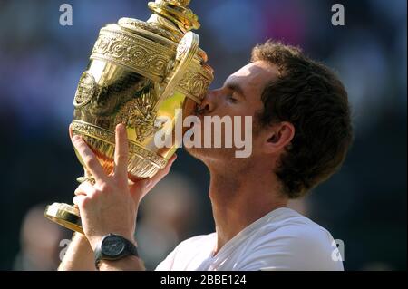 Andy Murray bacia il trofeo della Gran Bretagna dopo aver battuto il novak Djokovic della Serbia Foto Stock