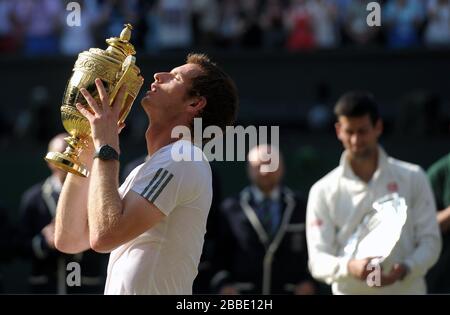 Andy Murray bacia il trofeo della Gran Bretagna dopo aver battuto il novak Djokovic della Serbia Foto Stock