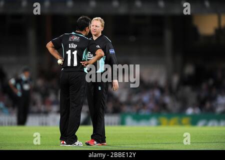 Gareth Batty (a destra) di Surrey parla con il compagno di squadra Azhar Mahmood Foto Stock