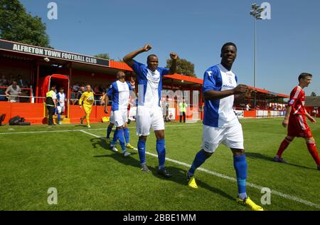 I giocatori di Alfreton Town e Birmingham City escono dal tunnel per la partita Foto Stock