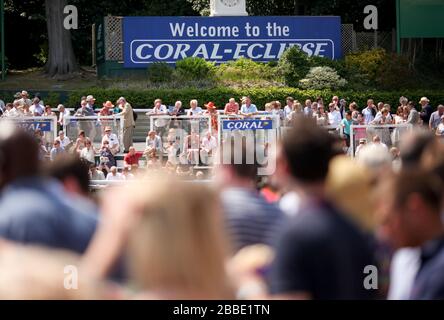 Racegatori che si godono la loro giornata al Coral-Eclipse Day al Sandown Racecourse Foto Stock