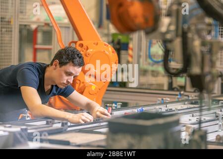 preparazione di un robot per la produzione di un nuovo tipo di auto nell'industria automobilistica Foto Stock