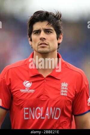 Il capitano inglese Alastair Cook parte dopo gli inni Foto Stock