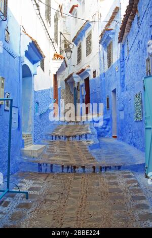 Vicolo blu nella Medina di Chefchaouen, Marocco Foto Stock