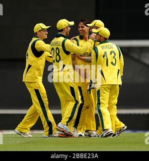 Mitchell Johnson (3rd a destra) dell'Australia festeggia con i suoi compagni di squadra dopo aver preso il wicket di Lahiru Thirimane dello Sri Lanka (non nella foto) Foto Stock