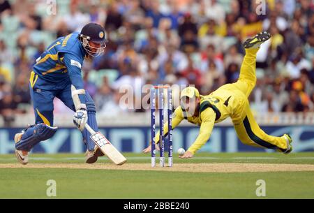 Kumar Sangakkara (a sinistra) dello Sri Lanka evita una corsa di scentratura da parte dell'australiano Phillip Hughes (a destra) durante la partita del Trofeo ICC Champions al Kia Oval, Londra. Foto Stock