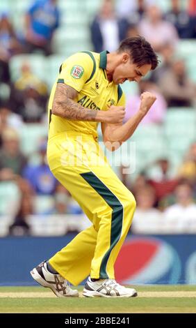 Mitchell Johnson dell'Australia celebra il wicket di KUSAL Perera dello Sri Lanka per 4 durante la partita del Trofeo ICC Champions al Kia Oval di Londra. Foto Stock