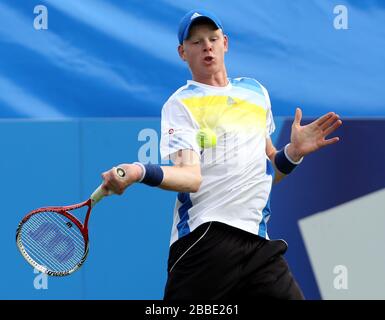 Kyle Edmund della Gran Bretagna in azione contro il Kenny De Schepper della Francia durante l'AEGON International al Devonshire Park, Eastbourne. Foto Stock