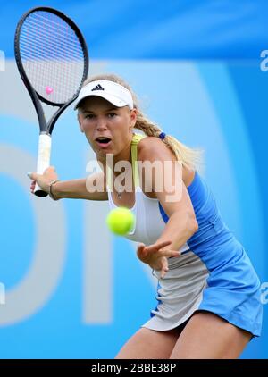 Caroline Wozniacki, in Danimarca, si è attivata sulla strada per la vittoria su Ekaterina Makarova della Russia durante l'AEGON International al Devonshire Park, Eastbourne. Foto Stock