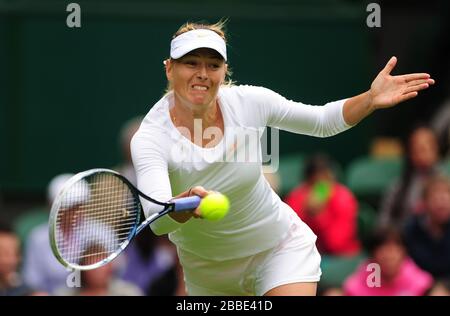 La Russia Maria Sharapova in azione contro la Francia Kristina Mladenovic Foto Stock