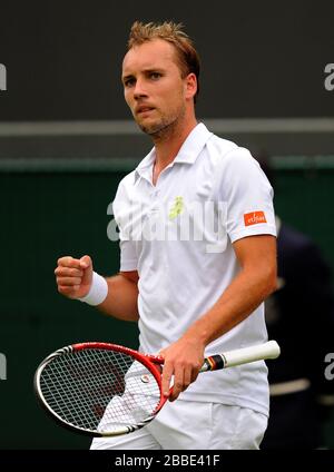 Il belga Steve Darcis celebra la vittoria di un punto contro il spagnolo Rafael Nadal Foto Stock