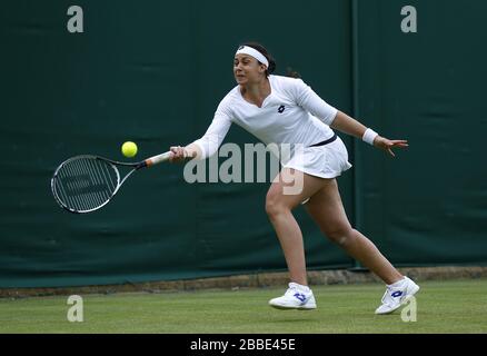 Marion Bartoli in Francia in azione contro Elina Svitolina dell'Ucraina durante il giorno uno dei campionati di Wimbledon al All England Lawn Tennis and Croquet Club, Wimbledon. Foto Stock