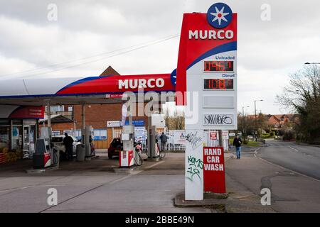 Il prezzo della benzina presso una stazione di rifornimento Murco a Maypole, Birmingham si attesta a 96,7 pence, dal momento che il coronavirus pesa sul prezzo del petrolio globale. Foto Stock