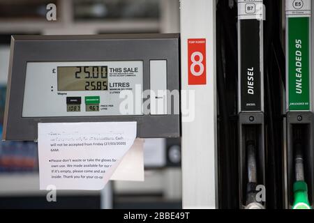 Il prezzo della benzina presso una stazione di rifornimento Murco a Maypole, Birmingham si attesta a 96,7 pence, dal momento che il coronavirus pesa sul prezzo del petrolio globale. Foto Stock