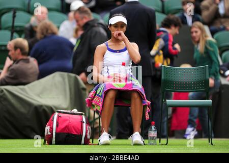 Anne Keothavong della Gran Bretagna durante una pausa contro la Garbine Muguruza della Spagna Foto Stock