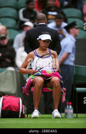 Anne Keothavong della Gran Bretagna durante una pausa contro la Garbine Muguruza della Spagna Foto Stock