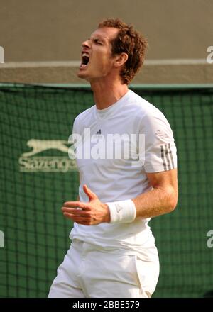 Andy Murray della Gran Bretagna reagisce durante la sua partita contro Yen-Hsun Lu del Taipei cinese Foto Stock