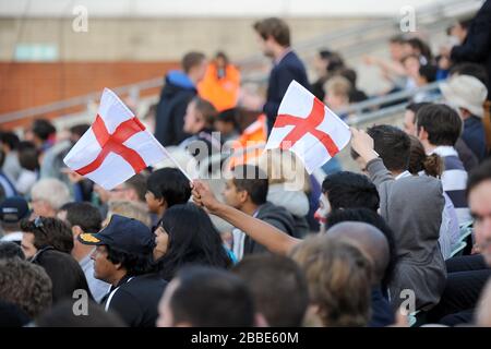 I fan sventolano bandiere inglesi durante la partita tra Inghilterra e Nuova Zelanda Foto Stock