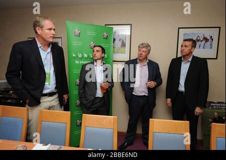 Ex australiano internazionale Tom Moody (a sinistra) e ex inglese craketer Dominic Cork (a destra) in una scatola di ospitalità Foto Stock