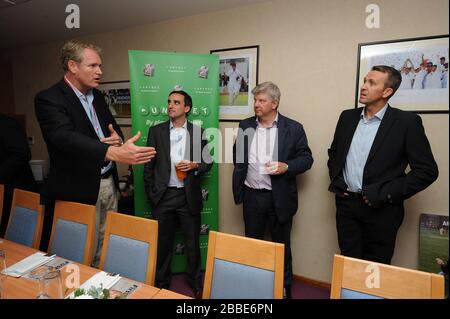 Ex australiano internazionale Tom Moody (a sinistra) e ex inglese craketer Dominic Cork (a destra) in una scatola di ospitalità Foto Stock