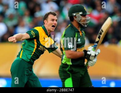 Ryan McLaren del Sud Africa celebra durante la partita del Trofeo ICC Champions a Edgbaston, Birmingham. Foto Stock