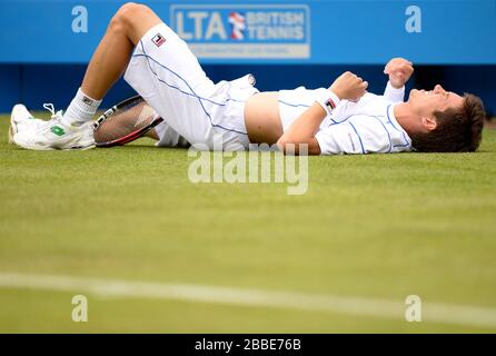 L'Aljaz Bedene della Slovenia cade durante la sua partita contro Sam Querrey degli Stati Uniti il secondo giorno dei Campionati AEGON al Queen's Club di Londra. Foto Stock