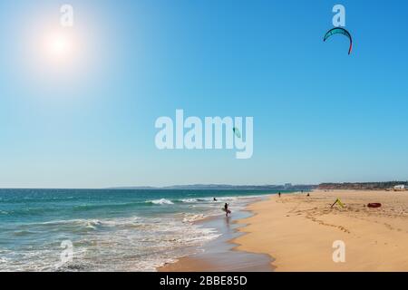 L'atleta pratica kate bordo surfing il mare sulle onde. Estate in Portogallo Algarve Foto Stock