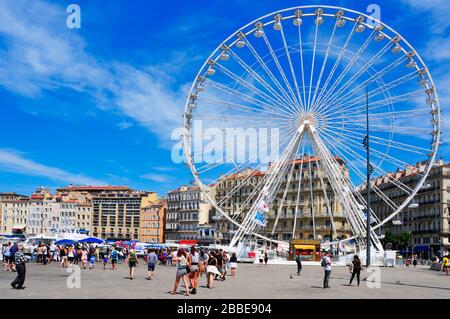 MARSIGLIA, FRANCIA - 17 MAGGIO: Atmosfera domenicale e ruota panoramica al Porto Vecchio il 17 maggio 2015 a Marsiglia, Francia. E' un porto trafficato, usato come porto turistico Foto Stock