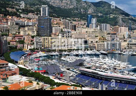 La CONDAMINE, MONACO - 16 MAGGIO: Veduta aerea del Porto Ercole il 16 maggio 2015 a la Condamine, Monaco, durante i preparativi per il 73 Monaco Gra Foto Stock