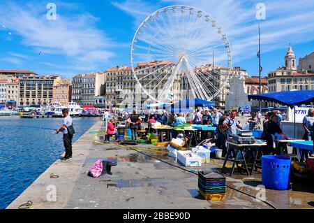 MARSIGLIA, FRANCIA - 17 MAGGIO: Atmosfera domenicale al Porto Vecchio il 17 maggio 2015 a Marsiglia, Francia. E' un porto affollato, usato come porto turistico e come termina Foto Stock